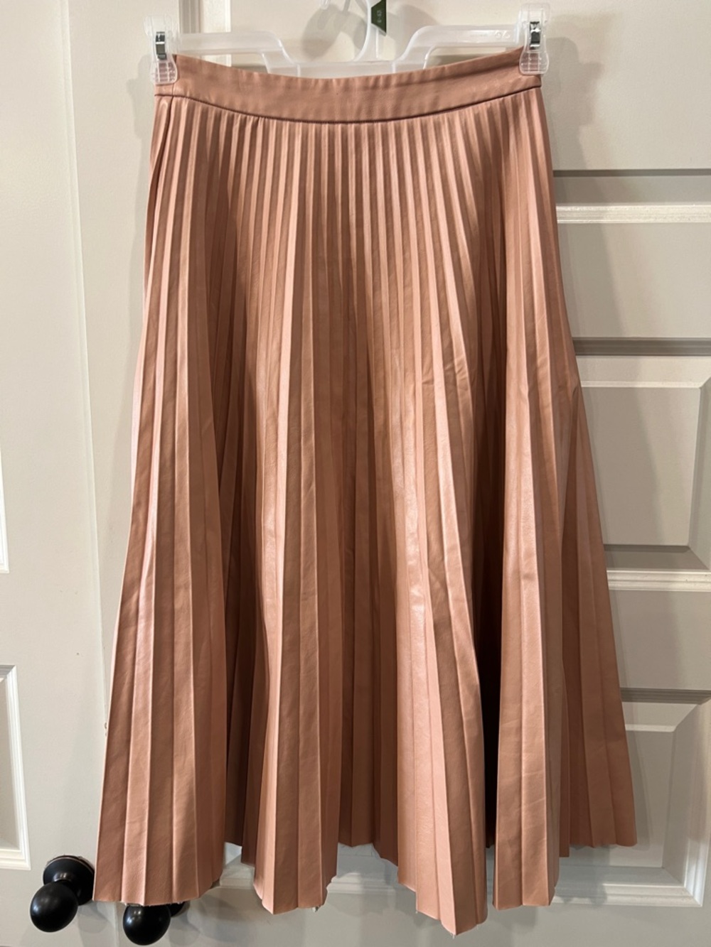 Vegan Leather Pleated Midi Skirt in Blush Pink Sz. S